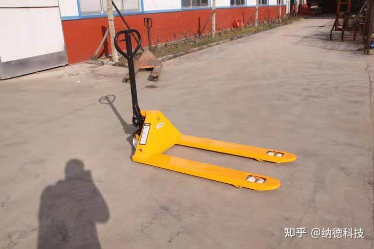仓库物流中的地牛搬运装卸车、托盘装卸车与装卸搬运操作指南